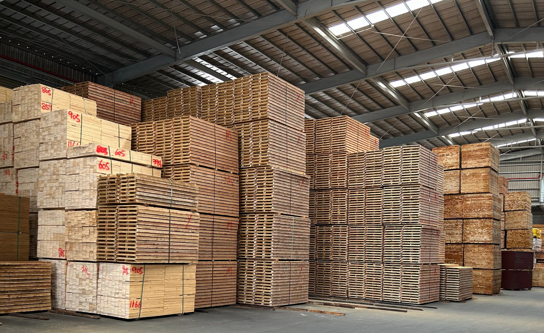 木材倉庫大量堆疊